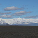 Bei Skaftafell - Ausblick zum Öræfajökull mit dem höchsten Berg Islands, Hvannadalshnúkur. Links ist auch das felsige Hrútsfjall-Massiv mit dem Hrútsfjallstindar zu sehen. 