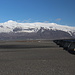 Bei Skaftafell - Blick entlang der Ringstraßenbrücke über den Fluss Skeiðará. Derzeit ist die Szenerie unspektakulär, die Wassermenge kann jedoch enorm ansteigen, insbesondere bei Gletscherläufen.