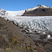 Am Svínafellsjökull - Die Gletscherzunge zieht vom Öræfajökull zwischen Hrútsfjall und Hvannadalshnúkur/ Svínafellsheiði zu Tale. Von der Ringstraße aus ist sie über eine Piste relativ leicht erreichbar.