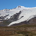 Bei Sandfell - Ausblick zum Gratrücken, der über Hvannadalshryggur und Dyrhamar zum Hvannadalshnúkur zieht. Vorn sind die Gletscherzungen Virkisjökull und Falljökull zu sehen.