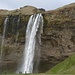 kurzer Halt beim Wasserfall Seljalandfoss