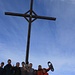 Gipfelfoto mit dem riesigen Gipfelkreuz unserer lustigen HIKR-Truppe auf dem Jänzi (1738m). Auf wieviel Obwalder-Gipfel werden wir noch gemeinsam stehen? :-)