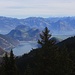 Aussicht vom Jänzi (1738m) zum Vierwalstätter- und Alpnachersee (434m). Hinter dem Alpnacher See ist der Bürgenstock (1127,8m), weiter hinten das Rigimassiv mir den Gipfel Kulm (1797,5m), Dosse / Dossen (1685m), Vitznauer- oder Gersauerstock (1451,6m), Scheidegg (1656,1m) und Hochflue (1698m).<br /><br />Am Horizont ist wegen der Föhnstimmung sogar der nehezu 100km entfernte Säntis (2501,9m) sehr gut zu sehen!