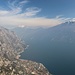 Blick über den Gardasee nach norden zum noch verschneiten <a href="http://www.hikr.org/tour/post9025.html">Monte Stivo</a>