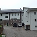 il rifugio ben "allargato", tra parte vecchia a sx  e parte nuova a dx