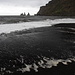Bei Vík í Mýrdal - Dunkler Strand und düsteres Regenwetter...<br />begleiten uns bei einem wenig gemütlichen Spaziergang an der Atlantikküste im Süden der Insel.