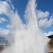 Geothermalgebiet Haukadalur - Ausbruch des Geysirs Strokkur. Die Wassersäule kann dabei Höhen von 25 bis 35 m erreichen. 