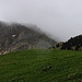 Als wir bei Alp Gros Jable (1824m) in Richtung P.2066m, einem Sattel zwischen der Gummfluh und dem Höje Stand, wieder weiterwanderten, begleitete uns zuerst ein wenig der Regen.