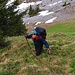 Philipp im steilen Gras hinauf zu P.2066m