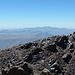 im Abstieg umgeht man den Gipfel links, im Hintergrund der Anti Atlas bis 3300 m