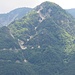 Il Monte Pegolara ancora illuminato dal sole. Nella Val Scura, sul suo fianco Est, si svolge il sentiero attrezzato n.233.