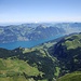 Blick hinab durchs Choltal (mitte Vordergund), dahinter diverse Zentralschweizer Berge