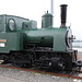Reykjavík - "Pflichtbesuch" für alle Eisenbahnfreunde: Am Hafen ist die Dampflokomotive "Minør" (Arnold Jung Lokomotivfabrik №130, 1892) als Denkmal aufgestellt. Zusammen mit ihrer Schwesterlok "Pionér" war sie von 1913 - 1928 auf einer 900 mm-Schmalspurbahn im Einsatz. Anfangs diente diese dem Ausbau des Hafens, später wurde sie im Güterverkehr weiter betrieben. Beide Loks sind bis heute erhalten - damit dürfte Island das einzige Land sein, in dem alle jemals eingesetzten Dampflokomotiven "überlebt" haben ;-).<br />Aktuell gibt es keinen Eisenbahnverkehr in Island. Die Realisierung einer Neubaustrecke zwischen dem Flughafen Keflavík und Reykjavík scheint nun wohl wieder möglich, nachdem die Planungen zwischenzeitlich in Folge der Wirtschaftskrise ausgesetzt wurden.