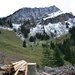 kurz vor der Alp Ämmetal: der steile Aufstieg zum Bärsiligrat verläuft im noch leicht verschneiten Grashang links der Bildmitte