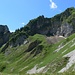 Schwarzchopf von Osten: kein Durchkommen auf direkter Linie (oder etwa doch, auf dem Grasband oberhalb der grauen Felswand?), Abstieg durch Geröllrinne links