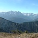 Südlich der Geierköpfe dominiert das Wetterstein, speziell die Zugspitze, die Szenerie; ganz links der Schellschlicht (2053m), rechts, zurückgesetzt, die Mieminger, ganz rechts der Daniel (2340m).