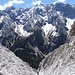 Die kleingriffige, plattige Kletterstelle unterhalb des Bergsteigers im Mittelteil der Waxensteinrinne kann man rechts umgehen.
