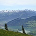 Lauerzersee, Rigi-Massiv, dahinter die schneebedeckten Gipfel der Zentralschweizer Alpen