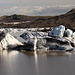 Am Svínafellsjökull - Im See befinden sich etliche kleine Eisberge, die sich von der Gletscherzunge gelöst haben.