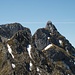 Im Vordergrund der linke Kopf ist die Gumpenkarspitze, im Hintergrund  Krähe(2012m) links und Gabelschrofen(2010m) rechts
