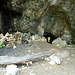 beim oberen Höhleneingang mit Feuerstelle, Höhlenbuch und Durchsicht zum unteren Eingang