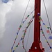 Das Gipfelkreuz mit den tibetanischen Gebetsfahnen passt zu der Wetterstimmung.