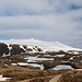 Unterwegs auf Snæfellsnes - Ausblick zum Snæfellsjökull während eines kurzen Zwischenstopps in ca. 300 m Höhe auf der Anfahrt über die F570. Die Piste ist im Bildvordergrund noch zu erkennen, wenig später verschwindet diese aber gleich unter dem Schnee...