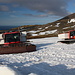 Im Aufstieg zum Snæfellsjökull - Auf etwa 340 m Höhe beginnt unsere heutige Tour, ab hier versteckt sich die - eigentlich bis nach Ólafsvík führende - Fahrpiste unter einer Schneedecke. Dafür stehen zwei Pistenraupen (und etwas abseits etliche Schneemobile) bereit. Wenn sich genügend lauffaule und/oder zahlungsfreudige Touristen finden, kann man so motorisiert bis zum Sattel zwischen Snæfellsjökull-Mittel- und -Nordgipfel gelangen. Wir gehen allerdings zu Fuß.