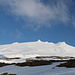Im Aufstieg zum Snæfellsjökull - Ausblick zu unserem Gipfelziel - wenige Minuten, nachdem wir losgelaufen sind. Die Perspektive täuscht: Tatsächlich sind noch mehr als 1.000 Höhenmeter zurückzulegen. Links vom Mittelgipfel (Miðþúfa, 1.446 m) ist der Westgipfel (Vesturþúfa, 1.442 m) zu sehen, unmittelbar rechts vom Mittelgipfel der von hier aus unscheinbare Nordgipfel (Norðurþúfa, knapp 1.400 m). Etwas rechts der Bildmitte führt die direktere Route entlang, die wir später im Abstieg nutzen.