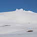 Im Aufstieg zum Snæfellsjökull - Ausblick in knapp 600 m Höhe. Der Mittel- und Nordgipfel verstecken sich gerade ein bisschen hinter einer vorgelagerten Kuppe. Im Aufstieg umgehen wir diese noch im weiten Bogen nördlich (rechts außerhalb des Bildes). Der Abstieg wird später ziemlich nah daran vorbeiführen (südlich, dahinter/links).