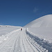 Im Aufstieg zum Snæfellsjökull - Noch immer folgen wir der Raupenspur. Das ist zwar weniger romantisch als auf "eigener" Spur, dafür sinkt man aber deutlich weniger in den weichen Schnee. Kurz nach dem Passieren des markanten Hügels werden wir bald nach Westen/Südwesten (links) schwenken.