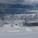 Im Aufstieg zum Snæfellsjökull - Rückblick in ca. 1.140 m Höhe in etwa östliche Richtung, wo sich mittlerweile auch ein Wolkenteppich ausbreitet.