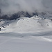 Im Aufstieg zum Snæfellsjökull - Rückblick auf die etwa östlich gelegene "Hügellandschaft", die zur Zeit noch ziemlich arktisch wirkt. Im Bild dürfte der Sandkúlur (844 m) zu sehen sein.