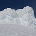 Im Aufstieg zum Snæfellsjökull - Blick zum Nordgipfel, der ebenfalls von bizarren Schnee- und Eisgebilden verschönert ist.