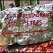 Hier weist der Vogel (nicht der, der mal bei GC war...) den Weg zum Le Châtelot.<br /><br />Ein Restaurant mit <b>150 Lehrern</b>?!? Wo bleiben aber die Lehrerinnen <b>(Mètresses)</b>?<br /><br />Ich setze hier bewusst keinen Smiley, damit man(n) rätseln kann, wer da wohl etwas bescheuert ist...