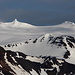 Unterwegs auf Snæfellsnes - Zoom in den Gipfelbereich des Snæfellsjökull. Zu sehen sind Vesturþúfa (1.442 m, rechts), Miðþúfa (mit offiziell 1.446 m die höchste Erhebung, markiert) und links daneben Norðurþúfa (knapp 1.400 m) - also West-, Mittel- sowie Nord- "Hügel".