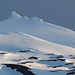 Unterwegs auf Snæfellsnes - Blick zum Snæfellsjökull im Abendlicht. Aus etwa nordöstlicher Richtung sind der Mittel- und rechts daneben der Nordgipfel zu erkennen.