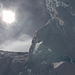 Snæfellsjökull - Während sich die Sonne gerade hinter Wolken verabschiedet, geht's an bizarren Eisgebilden vobei. Hier in unmittelbarer Nähe des Mittelgipfels.