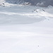 Snæfellsjökull - Ausblick am Mittelgipfel in etwa südöstliche Richtung. Auf dem schneebedeckten Gletscher befinden sich gerade einige Skitourengänger im Aufstieg. Wir werden später über diese, kürzere, direkte Route absteigen.