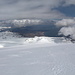 Im Abstieg vom Snæfellsjökull - Ausblick aus ca. 1.300 m Höhe hinunter zur Südküste von Snæfellsnes. Die Erhebungen in der Bildmitte werden wir bald südlich (rechts) passieren.