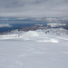 Im Abstieg vom Snæfellsjökull - Nach sehr langem Aufenthalt im Gipfelbereich steigen wir nun seit einigen Minuten ab. Auf ca. 1.300 m geht der Blick unter den Wolken in etwa östliche/nordöstliche Richtung. Neben zahlreichen Hügeln sind wiederum weite Teile der Nordküste von Snæfellsnes zu sehen.