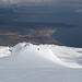 Im Abstieg vom Snæfellsjökull - Aus etwa 1.250 m Höhe geht der Blick hinunter zu den Buchten Breiðavík (vorn) und Búðavík an der Südküste von Snæfellsnes.