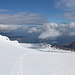 Im Abstieg vom Snæfellsjökull - Blick hinunter zur Südküste der Halbinsel Snæfellsnes. Rechts rückt nun auch der markante Stapafell (521 m) ins Blickfeld. Dahinter ist Arnarstapi zu erahnen.