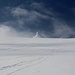 Im Abstieg vom Snæfellsjökull - Rückblick über schneebedeckte Gletscherfläche zum Mittel- und Nordgipfel (rechts), wo sich nun die Wolken auch immer mehr verziehen.