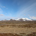 Unterwegs auf Snæfellsnes - Blick aus etwa nordwestlicher Richtung über ausgedehnte Lavagesteinsflächen und vorgelagerte Berge zum Snæfellsjökull.