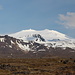 Unterwegs auf Snæfellsnes - Ausblick aus nordwestlicher Richtung (nahe Skarðsvík) zum Snæfellsjökull. Unter den vorgelagerten Gipfeln dürfte auch der 830 m hohe Geldingafell vestra dabei sein.