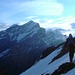 Abstieg im Sonnenschein. Doldenhorn und Bluemlisalp im Hintergrund.