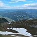 Die Fortsetzung von Osten bis nach Süden. Vom Kaisergebirge geht der Blick über das Inntal zu den Kitzbühler Alpen und der Wildschönau. Im Hintergrund etwas in Wolken die Hohen Tauern bis zu den Zillertaler Alpen. Im Vordergrund rechts der Sagzahn und das Vordere Sonnwendjoch.