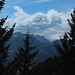 Mir ist dann aufgefallen dass auf einmal Wolken im Karwendel hängen. Der Föhn bricht wohl langsam zusammen. Zeit zum Abstieg...<br />