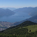 Aussicht von Cimetta über den Lago Maggiore und die Bergstation der Seilbahn